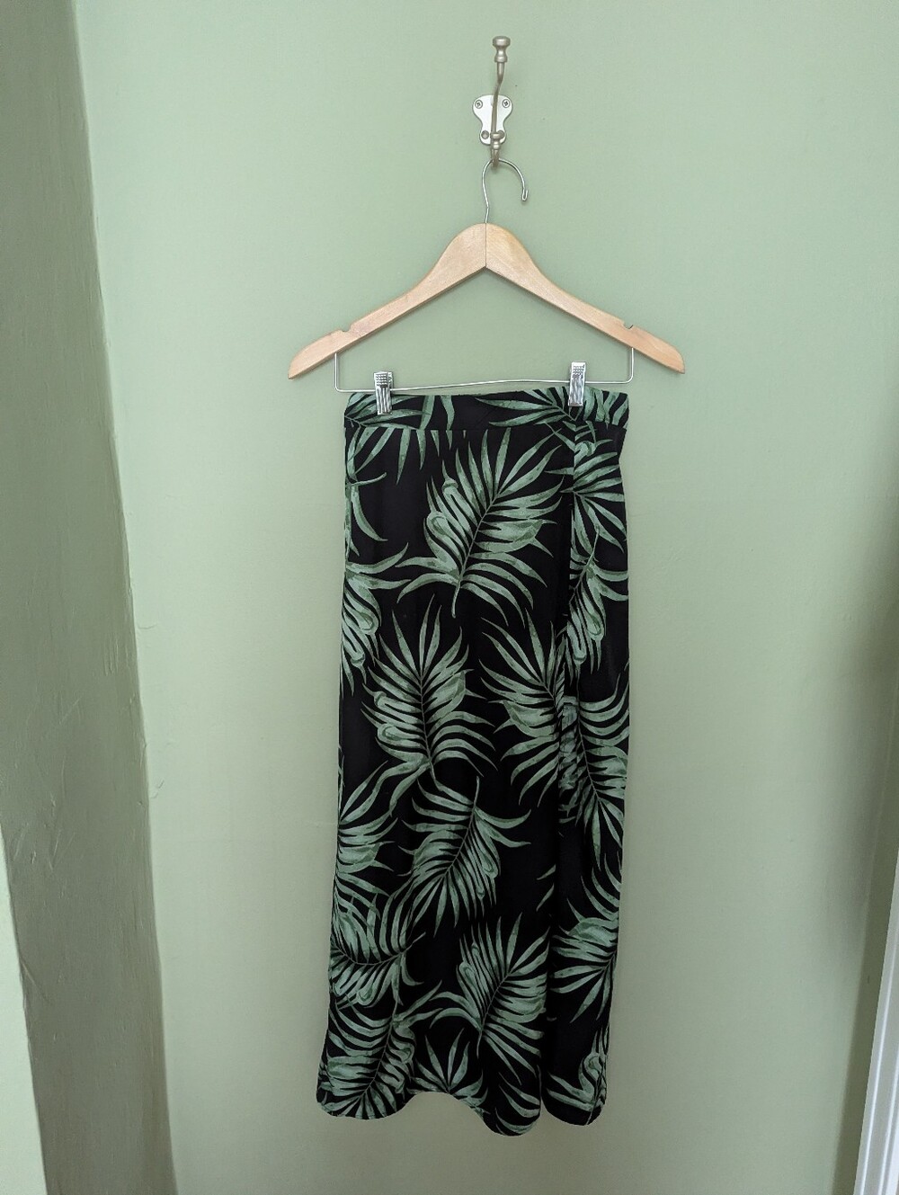 High-Waist Black Maxi Skirt with Green Palm Print